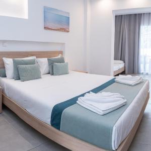 Junior Suite with Sharing Pool