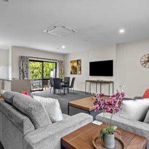 Deluxe Two-Bedroom Apartment with Garden View