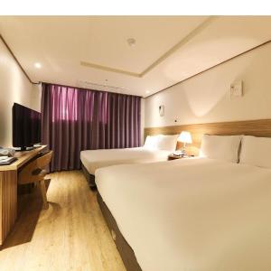 Deluxe Queen Room with Two Queen Beds