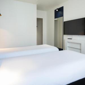 Two non-connecting Double rooms
