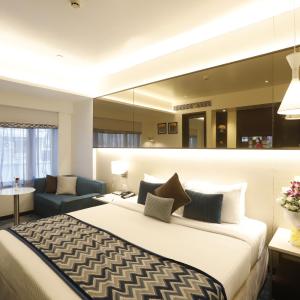 Club Room with Queen Bed