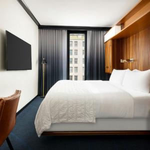 Classic King Room with Roll-In Shower - Mobility and Hearing Accessible