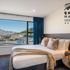 Luxe Queen with Lake and Mountain View