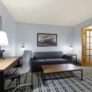 One-Bedroom King Suite - Non-Smoking
