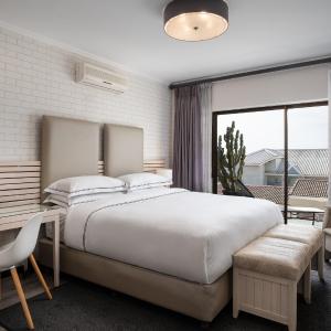 1 Bedroom Larger Suite, 1 King, Harbor view, Balcony