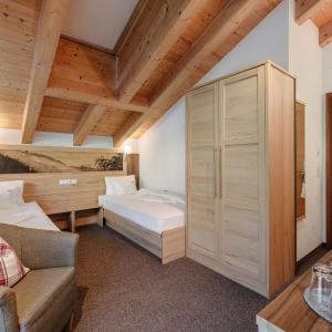 Standard Twin Room with Mountain View and Balcony
