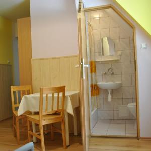 Double Room with Queen Bed - 10