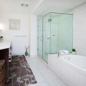One-Bedroom King Suite with Dining Area, Trundle Sofa and Specialty Bathtub