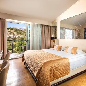 Double or Twin Room with Partial Sea View