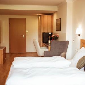 Double Room with Partial Lake View