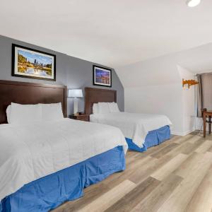 Queen Room with Two Queen Beds - Non-Smoking