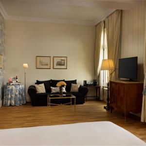 Junior King Suite with City View