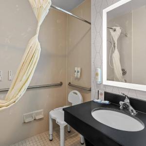 King Room with Roll-In Shower - Disability Access/Non Smoking