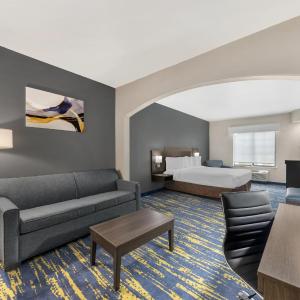 King Suite with Sofa Bed and Roll-In Shower - Disability Access/Non-Smoking