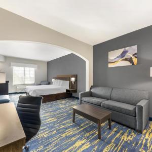 King Suite with Sofa Bed and Bath Tub - Disability Access/Non-Smoking