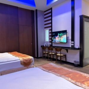 Business Twin Room with Bath and Free Parking