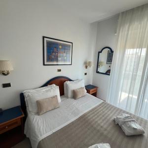 Comfort Double or Twin Room with Lateral Sea View