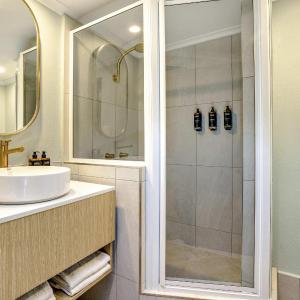 Standard Twin Room with 1 Queen and 1 Single Bed