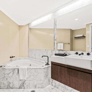 Deluxe One-Bedroom Apartment with Harbor View