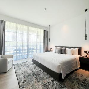 Deluxe with Bath Tub