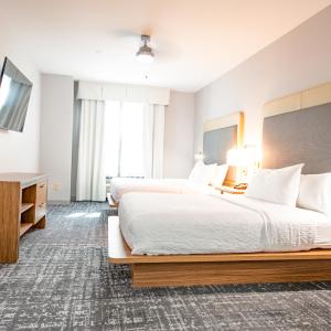One-Bedroom Queen Suite with Two Queen Beds - Non-Smoking