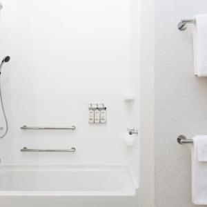 Queen Room with Two Queen Beds - Mobility Access Tub/Non-Smoking