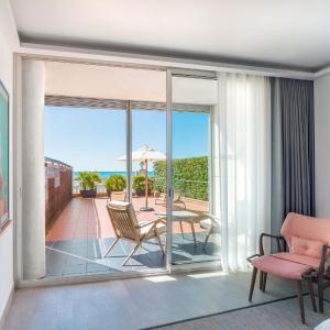 Premium Beachfront Contemporary King Room