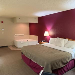 King Suite with Whirlpool - Non Smoking/Upper floor/Interior Hall