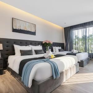 Family Suite with Balcony and Bathtub