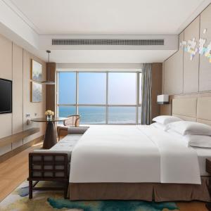 One-Bedroom Suite with Ocean View - Lounge Access