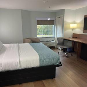 Queen Room with Bathtub w/Grab Bars - Mobility Accessible/Non-Smoking