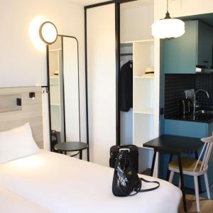 Studio with Twin Beds