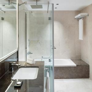 Executive King Suite with City View - Concierge Lounge Access