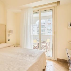 Double Room with Pool View and Lateral Sea View - Beach Access