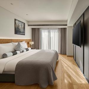 Madison Room with City View