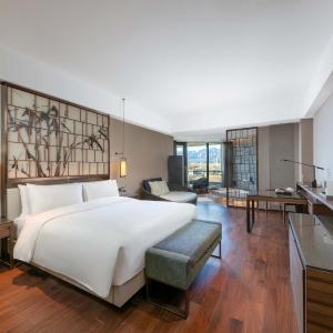 Balcony Deluxe King Room