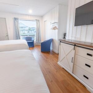 Queen Room with Two Queen Beds - Partial Sea View