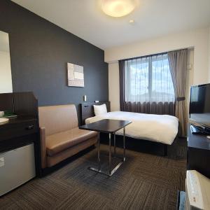 Single Room with Shared Bathroom - Non-Smoking - West Building