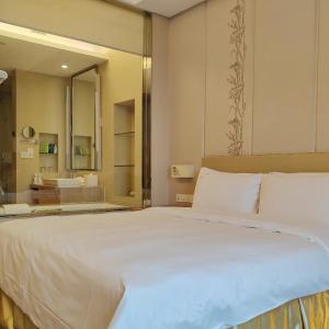 Standard King Room with Lake View - Central Building