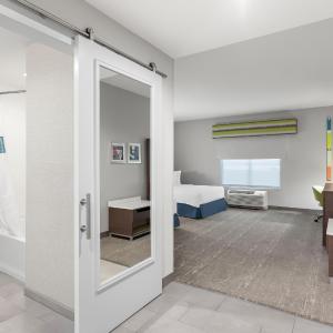 Queen Room with Two Queen Beds and Bath Tub - Mobility Access