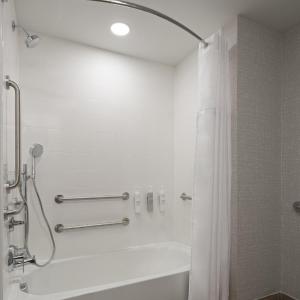 King Room with Tub - Mobility Access