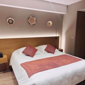 King Room with Roll-In Shower - Disability Access