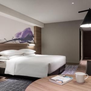 Deluxe King Room with Sofa Bed and Lake View
