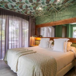 Superior Double Room with Spa Bath and Pool View