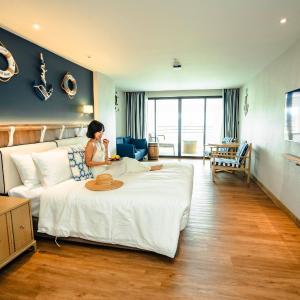 King Bed Premier Daybed Balcony
