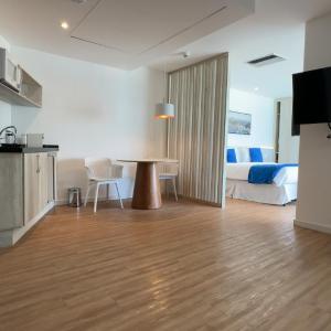 Deluxe King Suite with Side Sea View