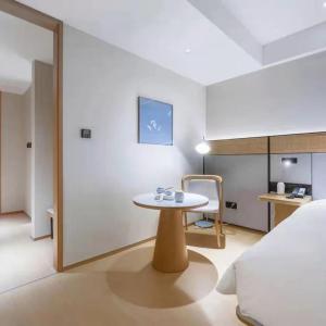 Business Queen Room