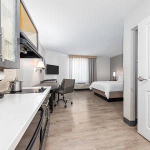 Studio Queen Suite - Mobility Accessible