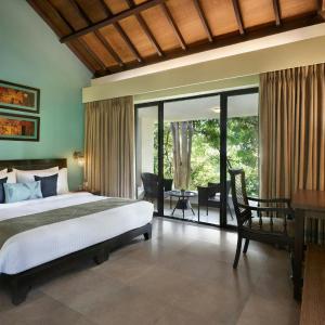 Magnolia Cottage with King Bed and Mountain View