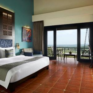 Tulip Cottage with King Bed and Mountain View